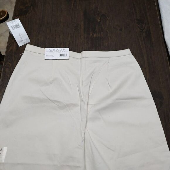 Chaus Cream Capris - Picture 2 of 3